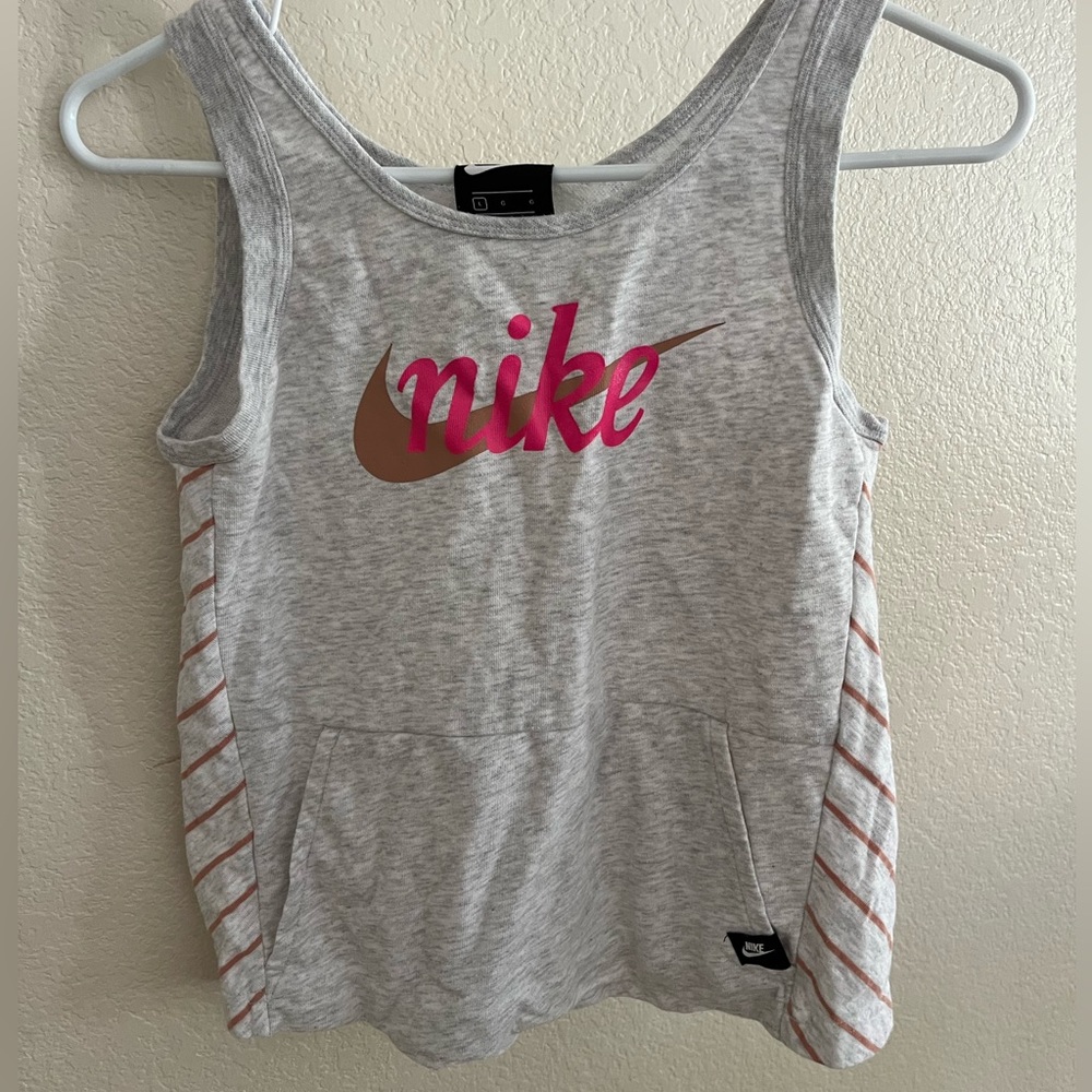 Nike gray girls tank top. Size large in girls size. Pocket front.